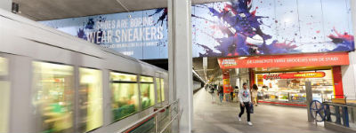 Converse plakt twee metrostations in Rotterdam vol