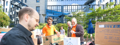 Strato-medewerkers helpen vluchtelingen in Berlijn