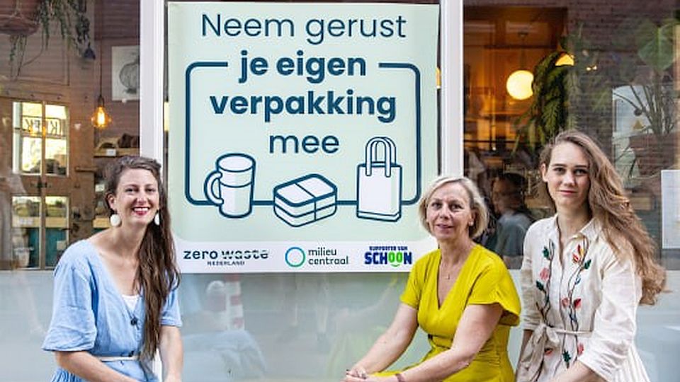 Raamsticker geeft aan waar consument welkom is met eigen verpakking