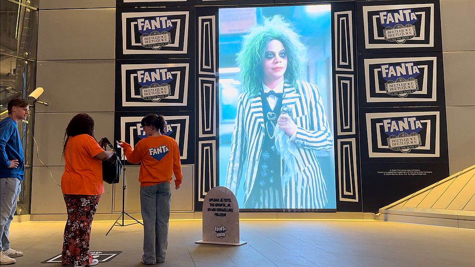 Fanta lanceert DOOH Beetjejuice-campagne met interactieve AI