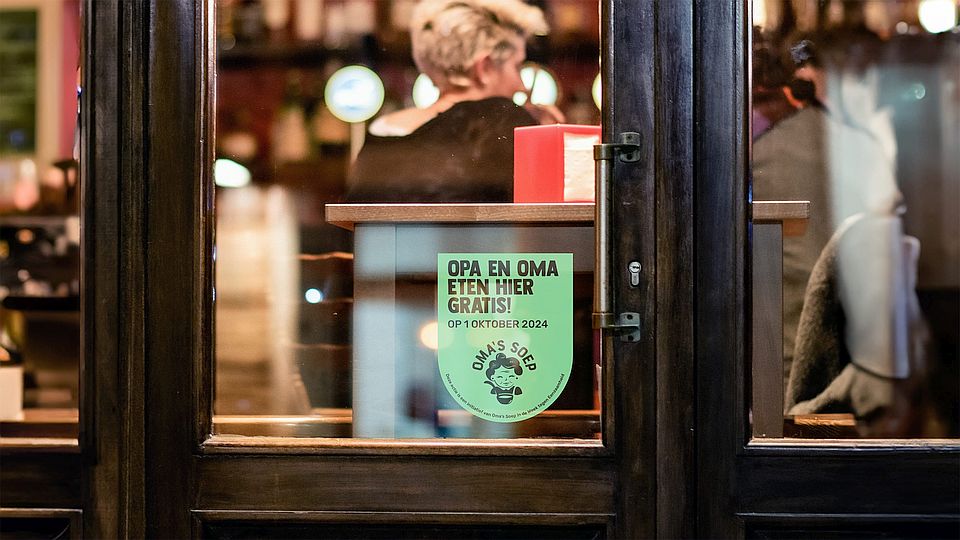 Oma's Soep en restaurants trakteren ouderen op gratis maaltijd