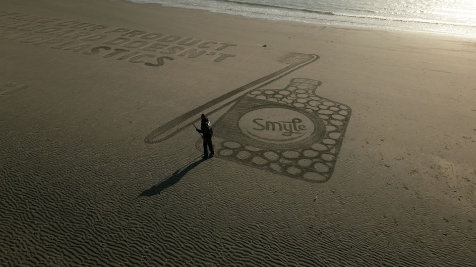 Smyle tandpasta gebruikt Strand IJmuiden als billboard