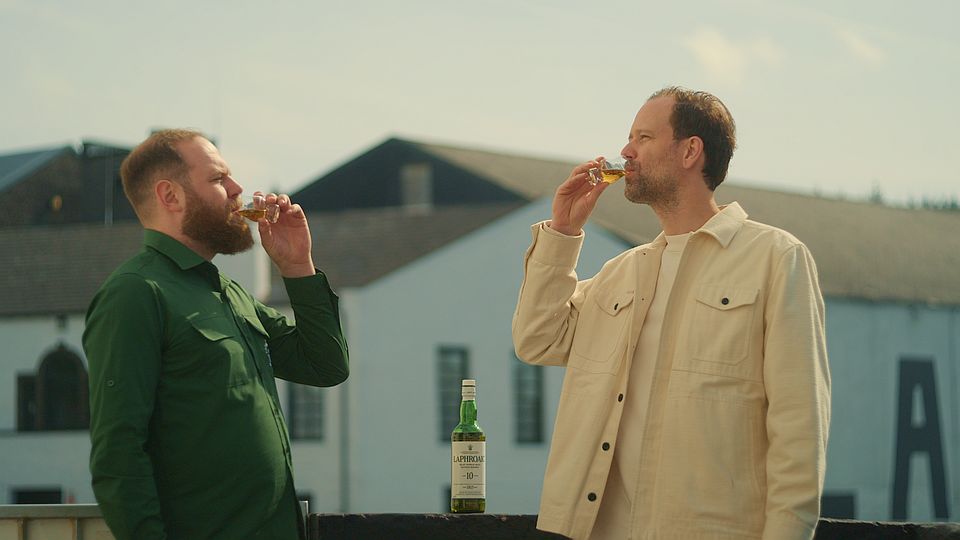 Whiskymerk Laphroaig neemt kijkers mee naar Islay in brandmovie