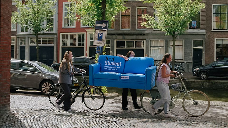 Ben verrast studenten met gratis meubels