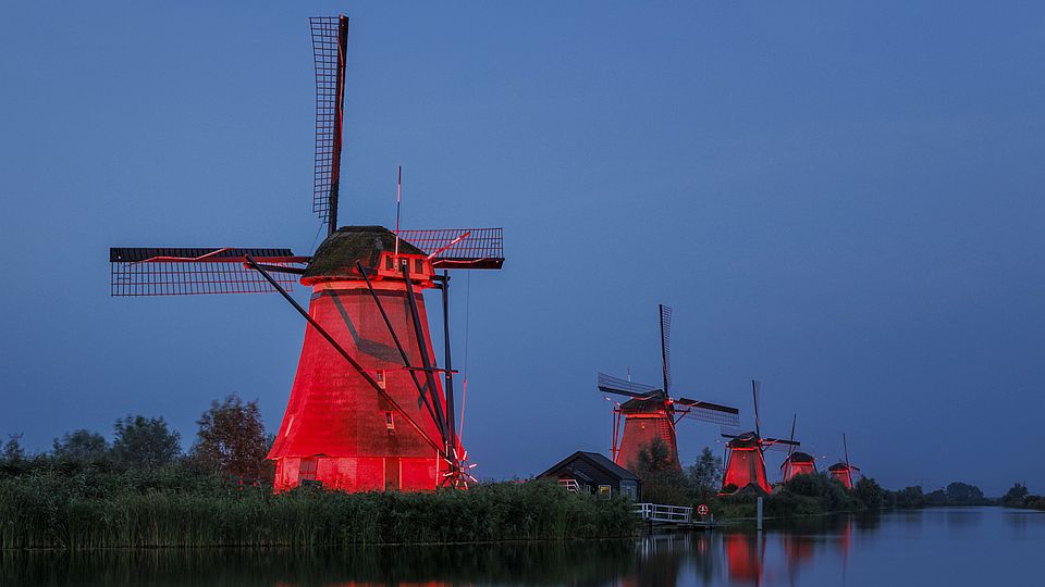 Iconische gebouwen kleuren rood voor Dress Red Day