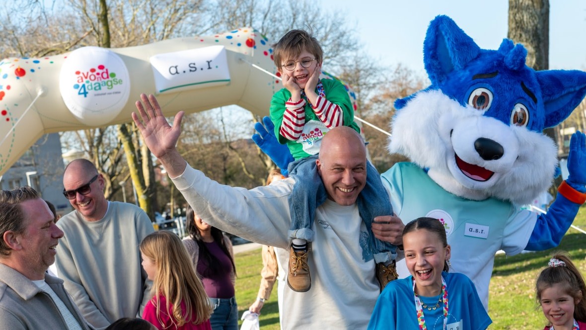 a.s.r. zet ouders en kinderen aan het wandelen